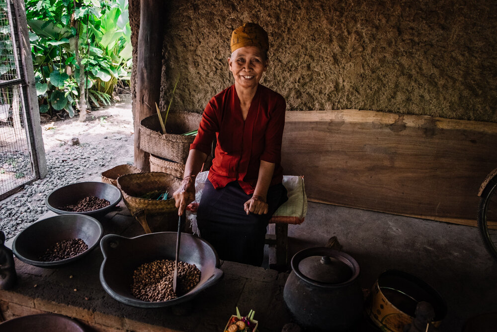 Rachel Off Duty: Bali Local Woman Roasting Coffee
